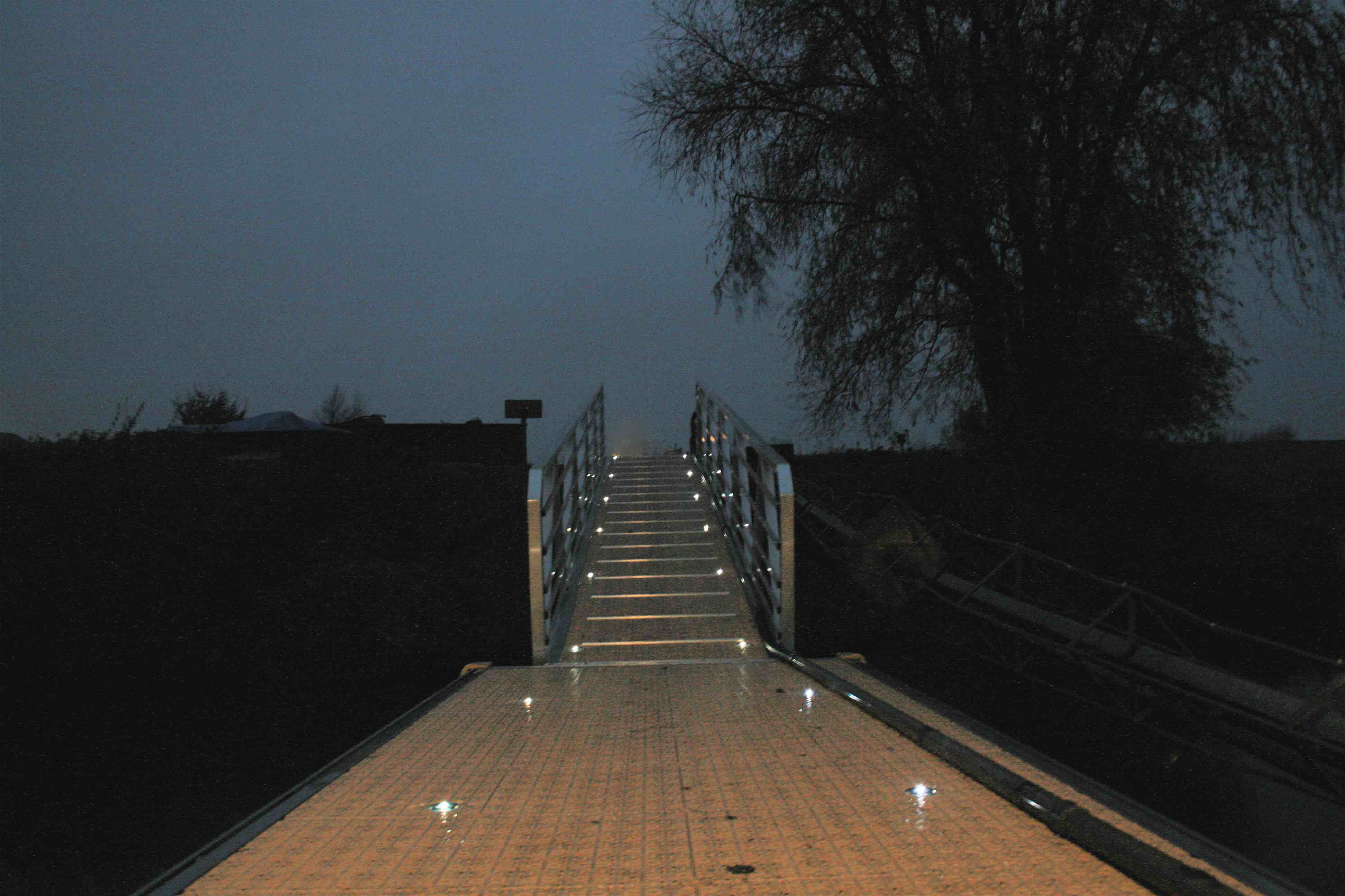 Newvisibility Poralu Solar LED marinas pontoon gangway 