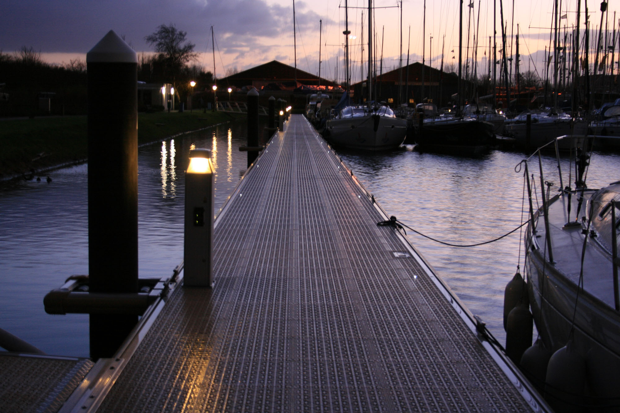 Newvisibility Poralu Solar LED marinas pontoon gangway 